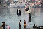 Kinder am Ufer Fluss Ganges, Varanasi, Indien