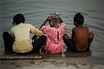 Kinder Baden im Fluss, Ganges, Varanasi, Indien