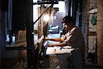 Homme travaillant sur le métier à tisser, Varanasi, Inde