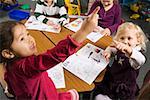 Enfants dans une leçon