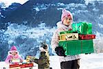 Enfants avec des cadeaux dans la neige