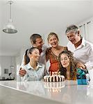 Famille assis autour d'un gâteau d'anniversaire