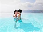 Couple s'embrasser dans la piscine