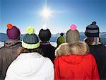 Gruppe bewundernden Blick auf die Berge