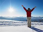 Junge Frau auf die Berge bewundern