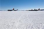 LC-130 avions sur l'aérodrome, la barrière de Ross, Antarctique