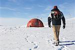 Randonneurs s'approchant d'un abri d'urgence en boucle de Castle Rock, île de Ross, Antarctique