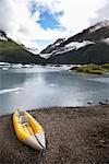 Kayak sur la rive du lac Glacier Valdez, Alaska, USA