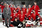 Porträt von Hockey Mannschaft mit Pokal und Medaillen