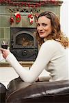 Portrait de femme avec verre de vin à Noël