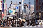 Piétons traversant la rue, quartier de Ginza, Tokyo, Japon