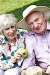 Senior couple avec apple