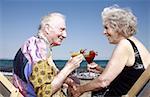 Couple Senior avec des cocktails sur la plage