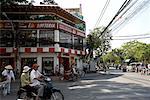 Gens sur les cyclomoteurs dans la rue, Ho Chin Minh ville, Vietnam