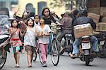 Kinder in Stadt Street, Hanoi, Vietnam