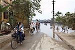 Personnes bicyclette Street, Hoi An, Viêt Nam