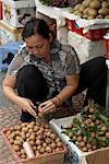 Frau sortieren Obst am Markt stehen, Ben Thanh Markt, Ho-Chi-Minh-Stadt, Vietnam