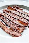 Bacon sur une assiette