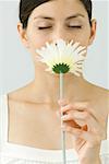 Junge Frau, riechen, Blume, Augen geschlossen, portrait
