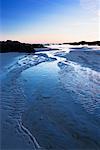 Crépuscule sur plage, près de Fionnphort, Ross de Mull, Argyll et Bute, Isle of Mull, Hébrides intérieures en Écosse