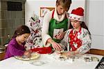 Mère et filles faire des biscuits de Noël