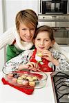 Mère et fille faire des biscuits de Noël