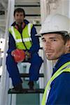 Portrait d'un travailleur manuel, porter un casque protecteur