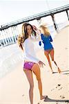 Deux femmes sur la plage, Newport Beach, Californie, USA