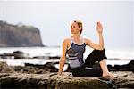 Frau praktizieren Yoga am Strand, San Pedro, Los Angeles, Kalifornien, USA