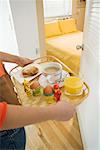 Femme transportant Breakfast Tray