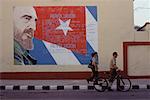 Gardes en passant devant une peinture murale, Cienfuegos, Cuba
