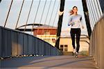 Femme Jogging sur le pont de la ville, Portland, Oregon, Etats-Unis