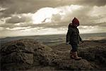 Junge, die zu Fuß über Berge, Haytor, Dartmoor, Devon, England