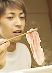 Homme mangeant un porc Pot