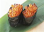 Sushi d'oeufs de saumon sur une feuille de bambou