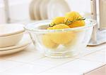 Citrons dans le bol en verre et plats