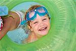 Jeunes filles jouant dans la piscine