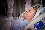 Mann schlafen im Krankenhausbett