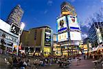 Centre Eaton au crépuscule, Yonge-Dundas Square à Toronto, Ontario, Canada