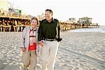 Couple marchant sur la plage, la jetée de Santa Monica, Santa Monica, Californie, Etats-Unis