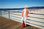 Femme sur Santa Monica Pier, Santa Monica, Californie, USA