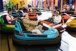 Senioren Reiten Bumper Cars, Santa Monica Pier Amusement Park, Kalifornien, USA