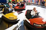 Senioren Reiten Bumper Cars, Santa Monica Pier Amusement Park, Kalifornien, USA