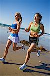 Zwei Frauen am Strand, Encinitas, Kalifornien laufen