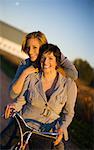 Portrait de deux femmes à vélo