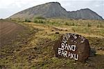 Signe et route de Rano Raraku, île de Pâques, Chili