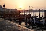 Gondeln bei Sonnenaufgang, Venedig, Italien