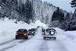 Trafic sur Snowy Mountain Road, Lake Tahoe, Californie, Etats-Unis