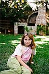 Portrait de jeune fille sur la pelouse