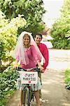 Jeunes mariés, faire du vélo en tandem